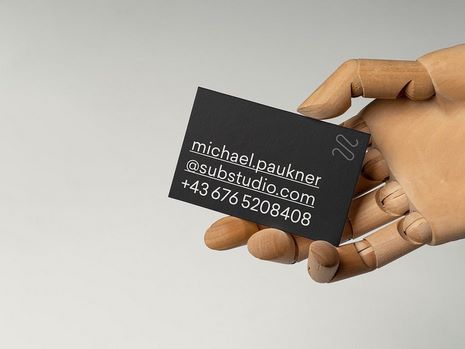 серая визитка с основным белым текстом на ней Тенденции визиток. серая визитка с основным белым текстом на ней Тенденции визиток.