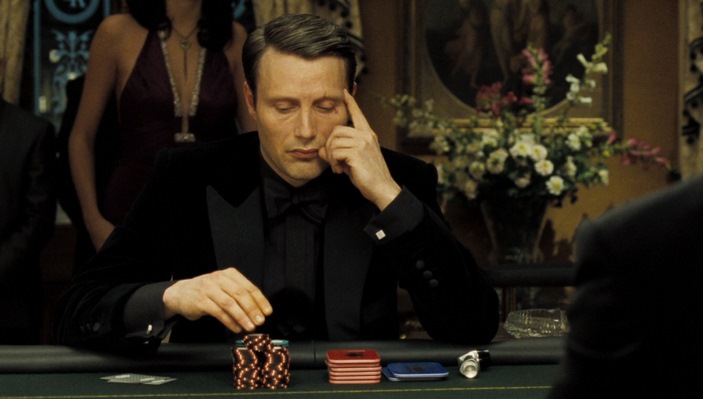 Le Chiffre блефует (изображение: Eon Productions) Le Chiffre блефует (изображение: Eon Productions)