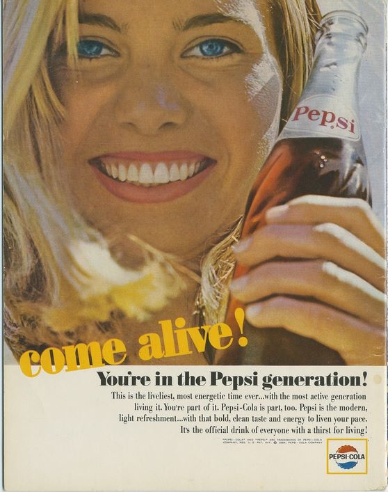 Рекламное объявление Pepsi Generation 1964 года о молодой женщине, держащей бутылку Pepsi История логотипа Pepsi 1 Рекламное объявление Pepsi Generation 1964 года о молодой женщине, держащей бутылку Pepsi История логотипа Pepsi