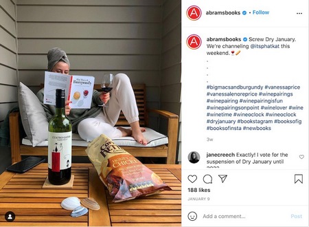 Читатель, наслаждающийся книгой Instagram Продвижение книги в Instagram 1 Читатель, наслаждающийся книгой Instagram Продвижение книги в Instagram