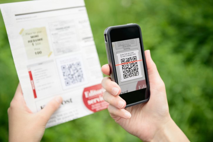 Человек сканирует QR-код с помощью сканирующего мобильного приложения Человек сканирует QR-код Как сделать QR-код?