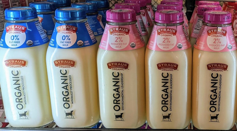Straus использует тяжелые бутылки, изготовленные на 30% из натуральных продуктов Возвратная упаковка. Экологически чистая упаковка