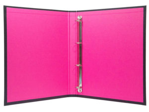 Folder pierścieniowy z różowym segregatorem wyklejek na 4 kółka