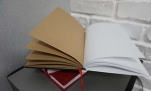 Variant av anteckningsblock med färgade ark